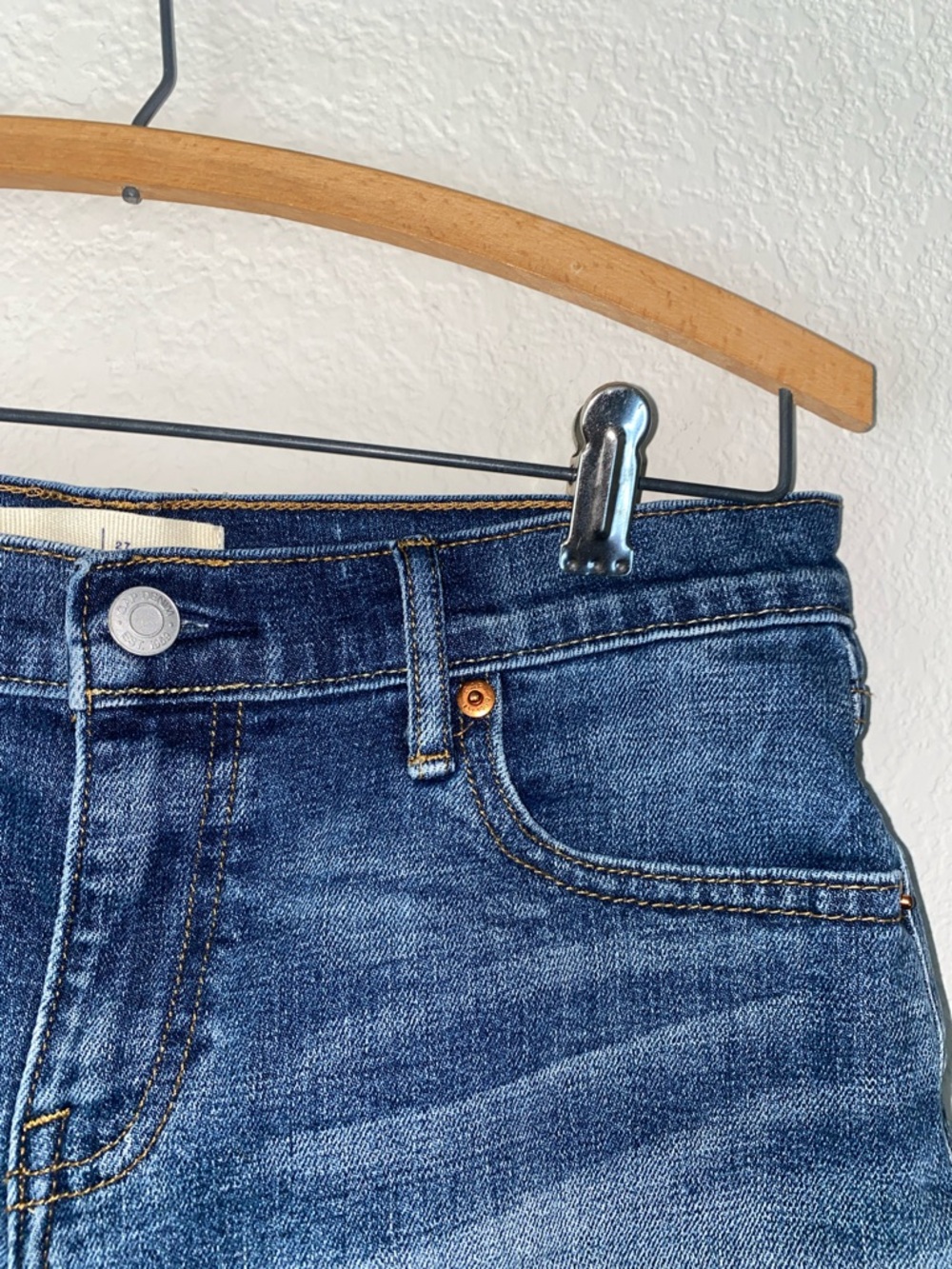 🛍️GAP 3” denim jean shorts! - Picture 2 of 9
